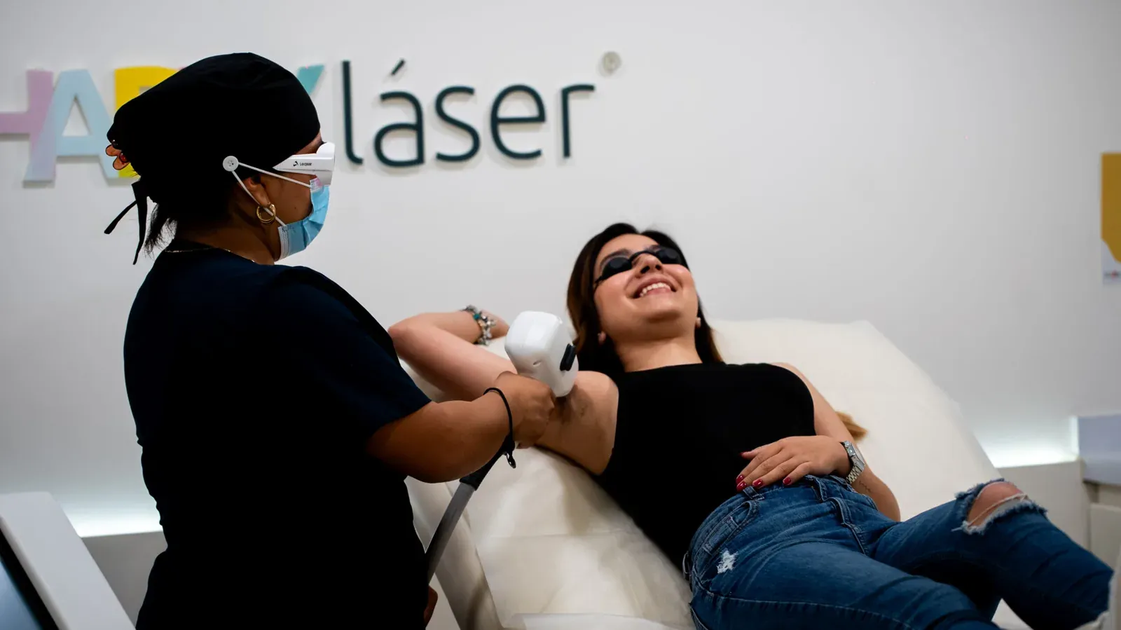 Especialista de HAPPYláser haciendo una sesión de depilación láser
