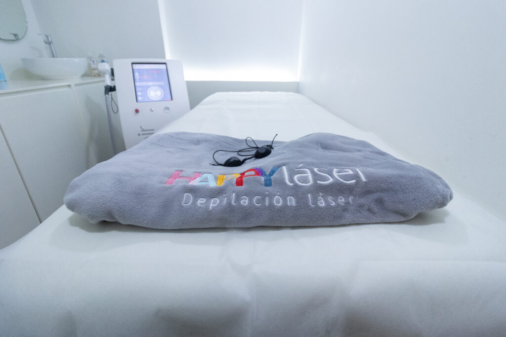 Mujer disfrutando los beneficios de la depilación láser en cuerpo completo en HAPPYláser México