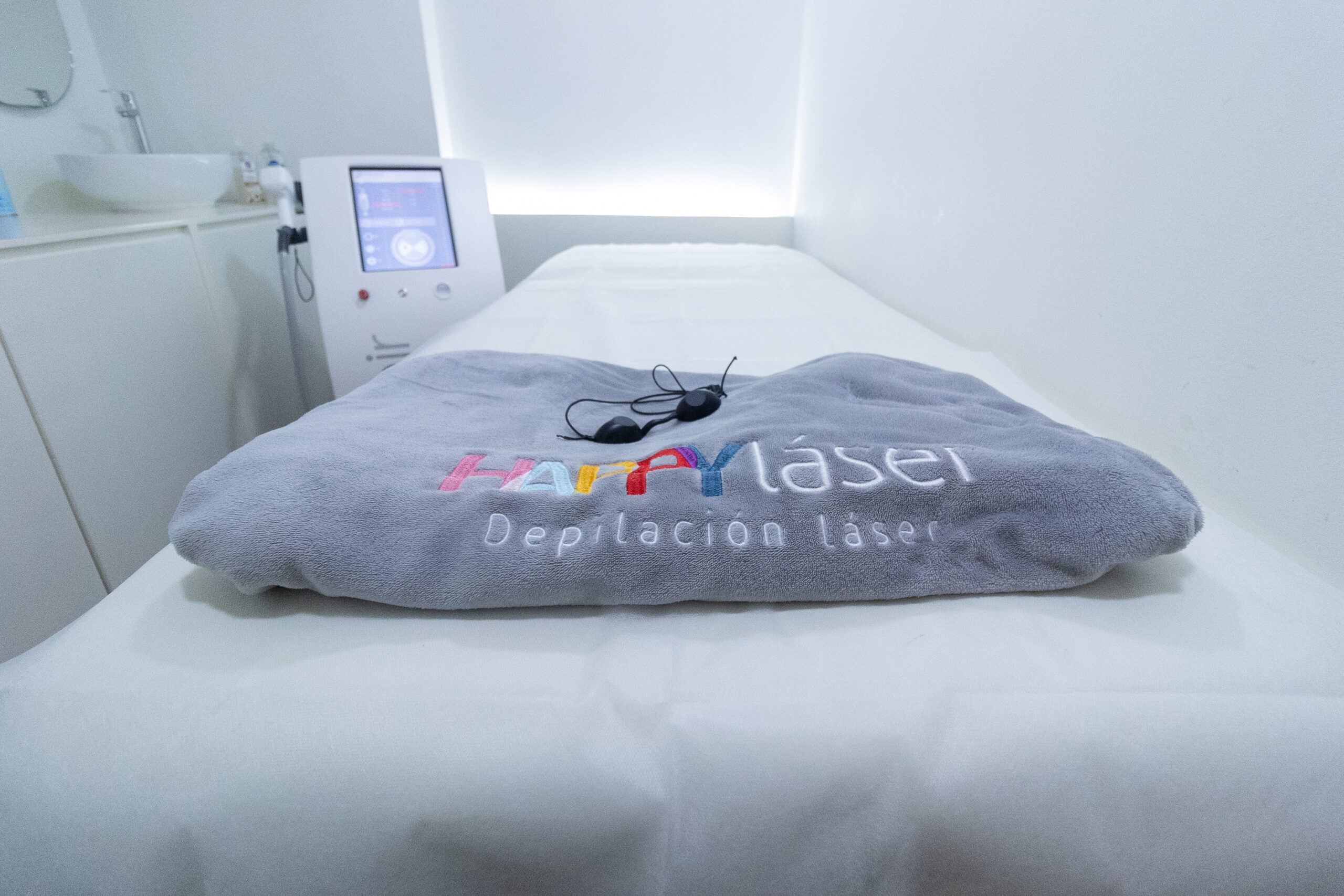 Mujer disfrutando los beneficios de la depilación láser en cuerpo completo en HAPPYláser México