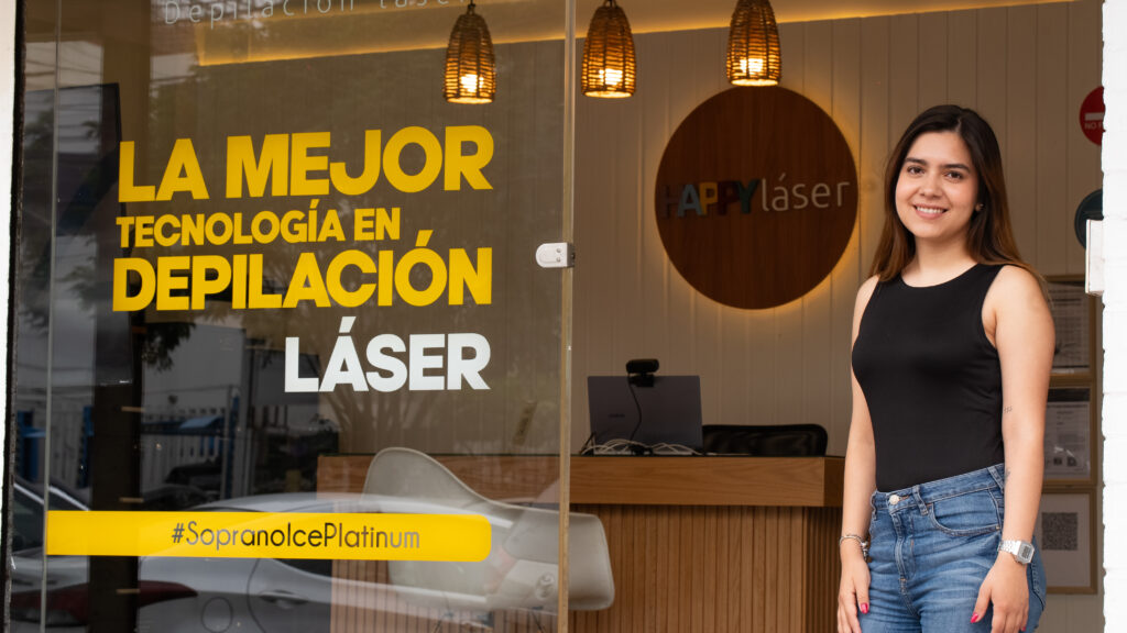 Clínica de depilación láser HAPPYláser con paciente en la entrada