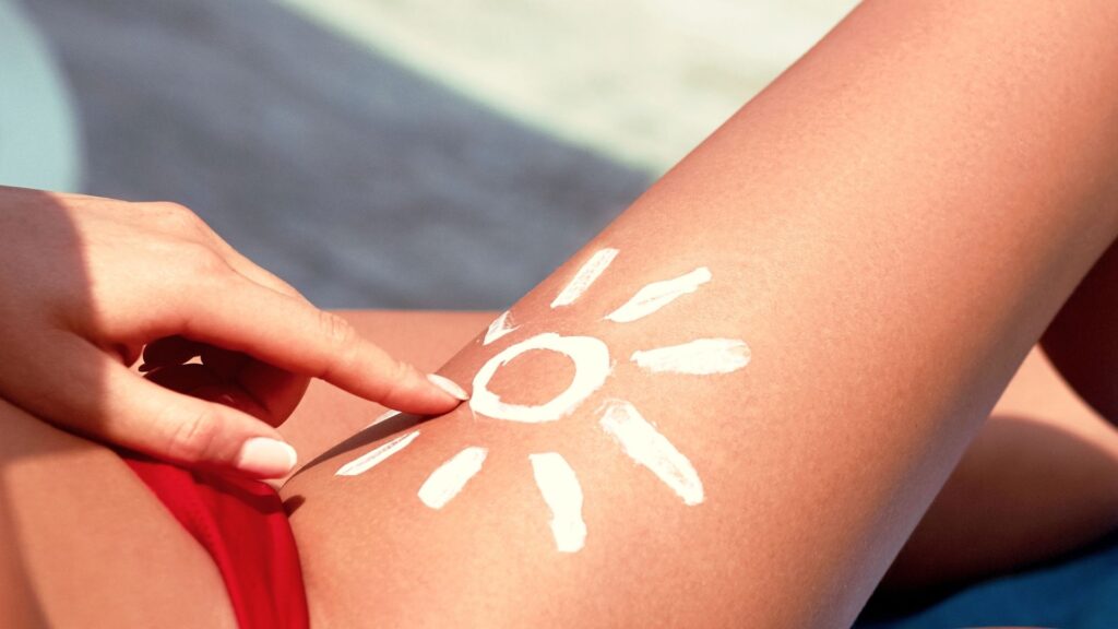 Mujer aplicando protector solar FPS 50 después de sesión de depilación láser en HAPPYláser