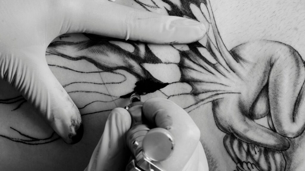 Especialista de HAPPYláser protegiendo tatuaje durante sesión de depilación láser