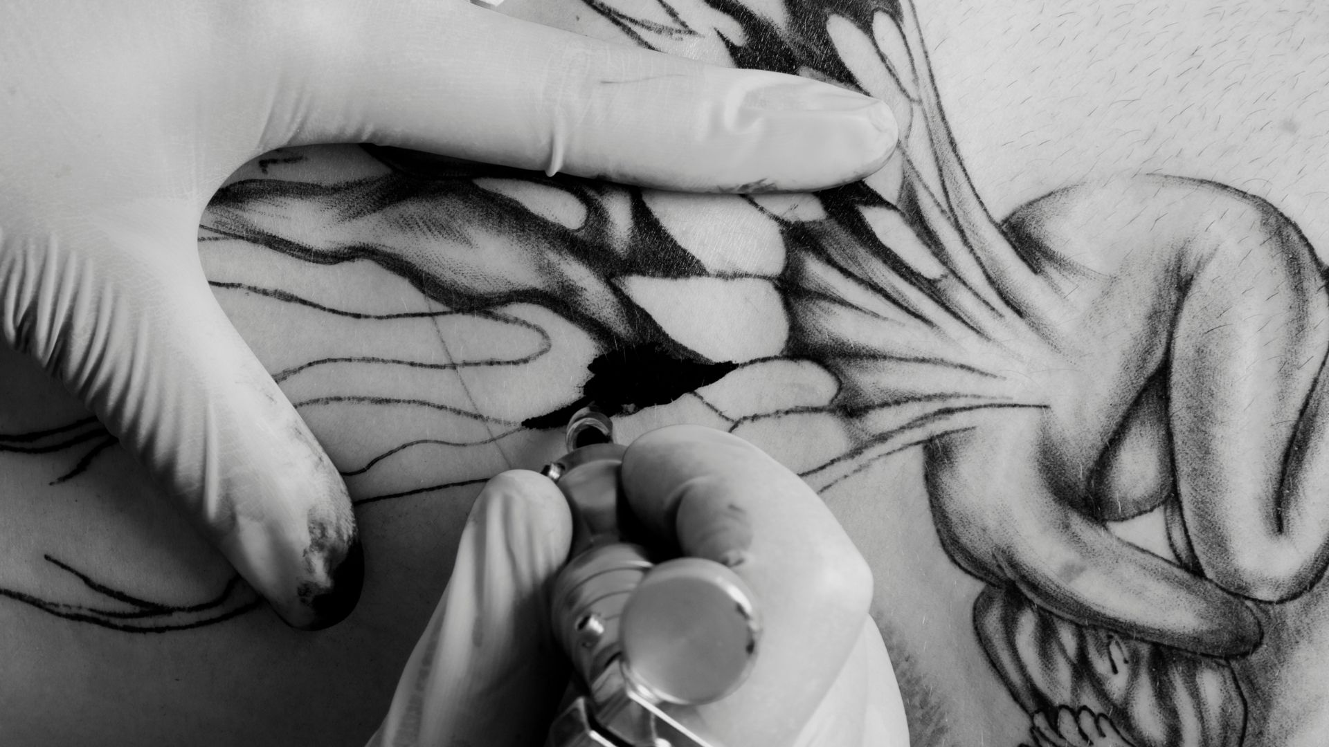 Especialista de HAPPYláser protegiendo tatuaje durante sesión de depilación láser