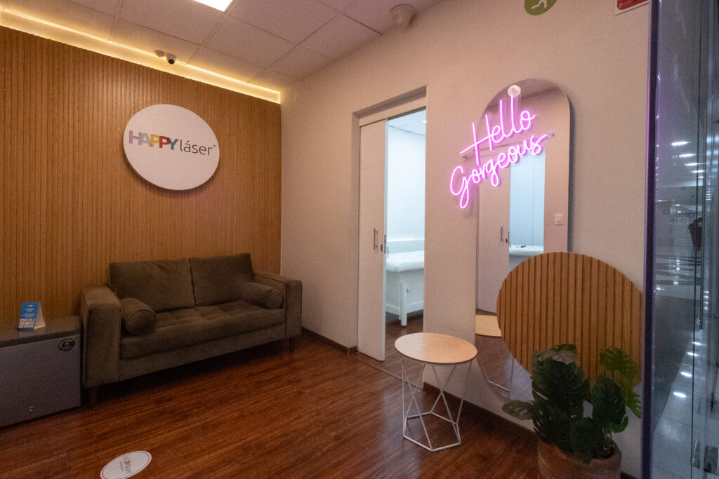 Interior de sucursal HAPPYláser diseñada para una experiencia cómoda y profesional de depilación láser